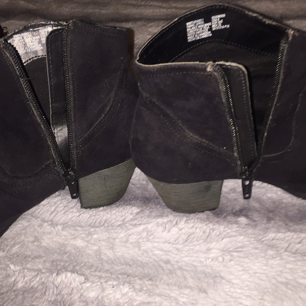 Boots - Picture 4 of 4